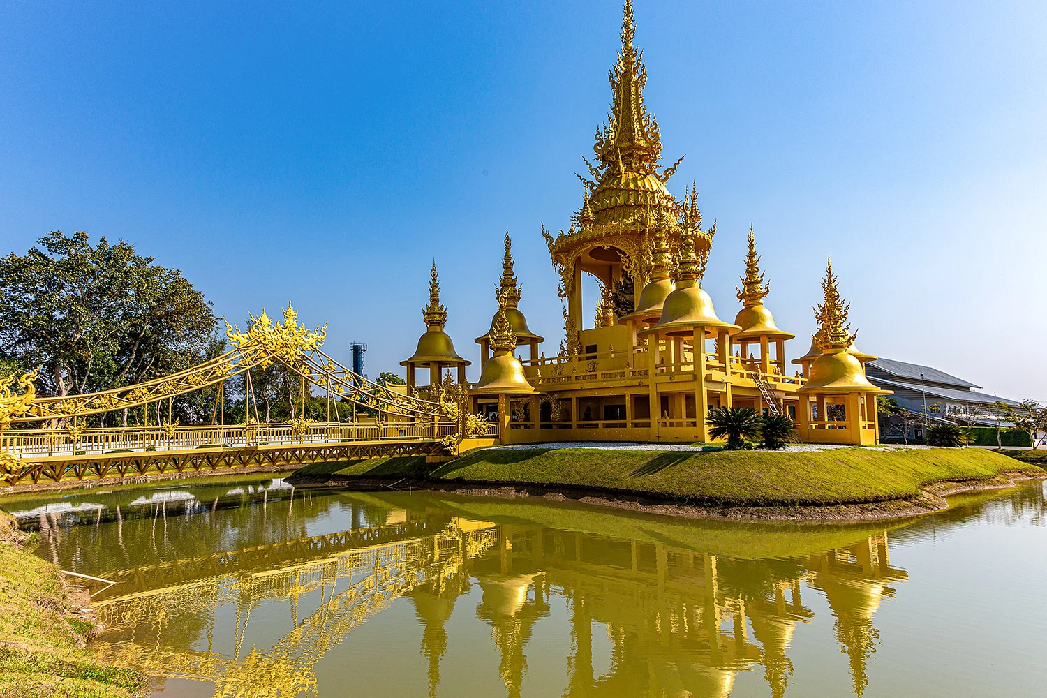 The-Golden-Temple-Phayao-Thailand